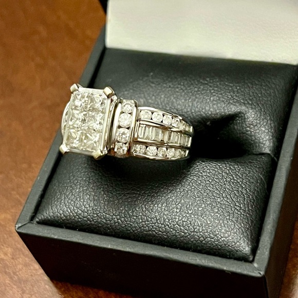 Silver Engagement Ring with Princess-Cut Diamond and Halo Design - Picture 3 of 6